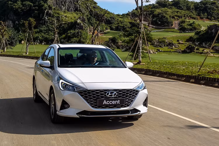 Đi kèm với hệ động cơ Kappa là hộp số tự động và hộp số sàn 6 cấp cho cảm giác lái tốt hơn, đi kèm hệ dẫn động cầu trước. Dung tích bình xăng xe là 45 lít. Hyundai Accent hiện được phân phối tại Việt Nam với 4 phiên bản, giá niêm yết từ 426 - 542 triệu đồng.