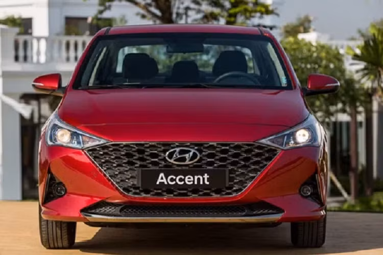 Tuy nhiên 3 tháng gần đây, Accent đã đánh mất vị trí dẫn đầu vào tay các đối thủ. Nhưng Accent vẫn là đại diện duy nhất của hãng xe Hàn Quốc góp mặt trong nhóm xe bán chạy nhất thị trường. Hyundai Accent được sản xuất bởi hãng xe hơi Hyundai Motor Company. Mẫu xe sedan này được giới thiệu lần đầu tiên vào năm 1994.