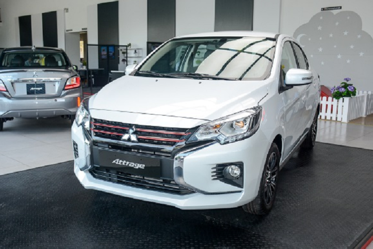 Gần một năm sau đó, vào ngày 22/02/2021, hãng giới thiệu thêm bản CVT Premium cao cấp, nâng tổng số phiên bản Attrage phân phối ở nước ta lên con số 3. Hiện tại mẫu xe này đang có giá bán 380 - 490 triệu đồng. Mitsubishi Attrage sở hữu vẻ ngoài mạnh mẽ, nam tính, hầm hố nhưng vẫn không kém phần cuốn hút.