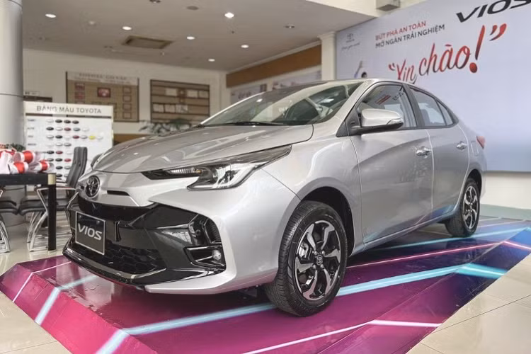 Đây cũng là mức doanh số lớn nhất mà mẫu xe này đạt được trong 6 tháng đã qua của năm 2023. Doanh số tích lũy của Toyota Vios trong 6 tháng đầu năm 2023 đạt 5.425 xe. Hiện tại, Toyota đã giới thiệu phiên bản nâng cấp mới của Vios với một số nâng cấp ở ngoại thất và trang bị tiện ích.