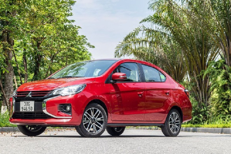  Mitsubishi Attrage Mitsubishi Attrage là một trong những mẫu sedan nhập khẩu hút khách nhất Việt Nam. Có lẽ, giá bán cạnh tranh, thiết kế bắt mắt đã giúp Mitsubishi Attrage đạt doanh số 2.437 xe trong nửa đầu năm 2023. Mitsubishi Attrage đang bán tại Việt Nam là bản facelift trình làng hồi giữa tháng 03/2020 với 2 phiên bản MT và CVT.