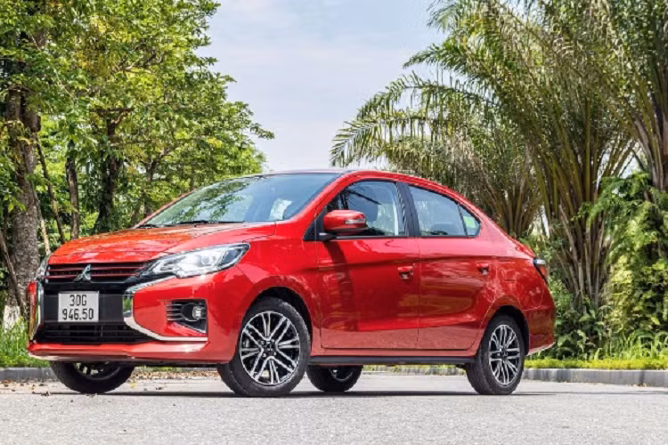  Mitsubishi Attrage Mitsubishi Attrage là một trong những mẫu sedan nhập khẩu hút khách nhất Việt Nam. Có lẽ, giá bán cạnh tranh, thiết kế bắt mắt đã giúp Mitsubishi Attrage đạt doanh số 2.437 xe trong nửa đầu năm 2023. Mitsubishi Attrage đang bán tại Việt Nam là bản facelift trình làng hồi giữa tháng 03/2020 với 2 phiên bản MT và CVT.