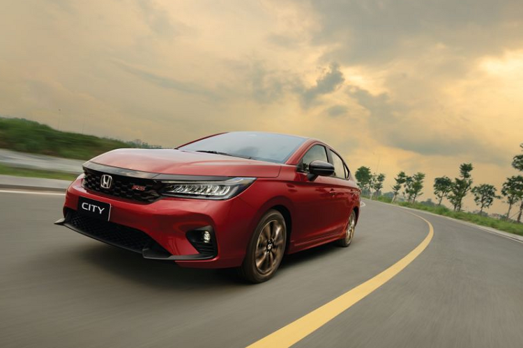  Honda City Nhắc đến mẫu sedan ăn khách, không thể không nhắc đến Honda City. Đây cũng là mẫu sedan duy nhất của Honda thường xuyên “góp mặt” tại bảng xếp hạng những mẫu xe bán chạy trong tháng. Doanh số lũy kế 6 tháng đầu năm của Honda City đạt 5.194 chiếc.