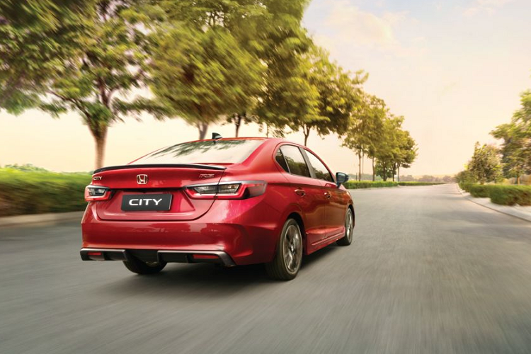 Vào đầu tháng 7 vừa qua, Honda Việt Nam cũng giới thiệu bản nâng cấp của City với thiết kế thể thao, thanh lịch, cùng nhiều thay đổi về tính năng và trang bị an toàn. Cung cấp sức mạnh cho Honda City là khối động cơ 1.5L DOHC i-VTEC, sản sinh công suất cực đại 119 mã lực và momen xoắn cực đại 145 Nm cùng hộp số tự động vô cấp (CVT).