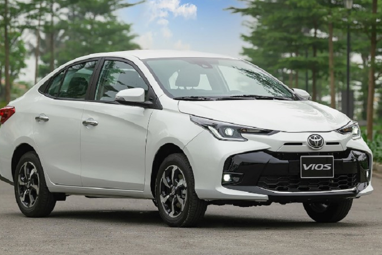 Xe vẫn được phân phối với 3 phiên bản: E MT , E CTV, G CVT, nhưng giá bán đã giảm nhẹ chỉ còn dao động từ 479 - 592 triệu đồng. Với thiết kế đơn giản và giá cả phải chăng, Toyota Vios là một trong những lựa chọn phổ biến trong phân khúc xe sedan cỡ nhỏ.