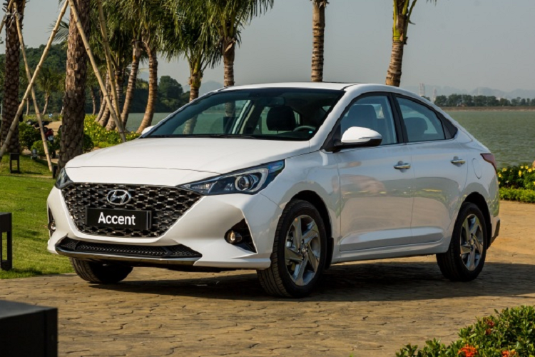 Sau đó đã trải qua nhiều lần cập nhật và nâng cấp để giữ được sự cạnh tranh với các đối thủ trong phân khúc xe sedan cỡ nhỏ tại Việt Nam. “Trái tim” của Hyundai Accent là khối động cơ Kappa 1.4L MPI, 4 xy lanh cho công suất tối đa khoảng 100 mã lực tại vòng tua 6000 vòng/phút, momen xoắn cực đại 142Nm tại vòng tua 4000 vòng/phút.