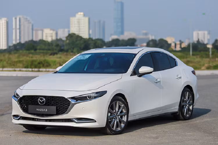 Xe sở hữu thiết kế hiện đại, dáng xe thể thao đi cùng các đường nét sắc sảo. Khoang cabin của xe cũng được trang bị nhiều tiện ích như: hệ thống giải trí với màn hình cảm ứng, hệ thống âm thanh cao cấp, hệ thống điều hòa tự động, cảm biến lùi và hệ thống giám sát áp suất lốp…