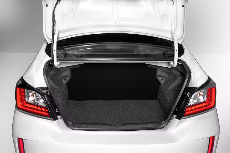 Cung cấp sức mạnh cho Mitsubishi Attrage là khối động cơ 1.2L MIVEC. Sức mạnh này sản sinh công suất tối đa 78 mã lực tại 6.000 vòng/phút, mô men xoắn cực đại 100 Nm tại 4.000 vòng/phút. Động cơ đi cùng hộp số sàn 5 cấp (5MT) và hộp số tự động vô cấp CVT.