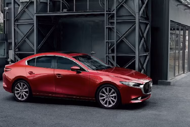 Do đó, hiện xe chỉ còn đúng một loại động cơ là máy xăng 4 xi-lanh, dung tích 1.5L, công suất tối đa 110 mã lực và mô-men xoắn cực đại đạt 146 Nm. Mazda3 được phân phối với 3 phiên bản Deluxe, Luxury và Premium, giá bán dao động từ 699 - 789 triệu đồng.