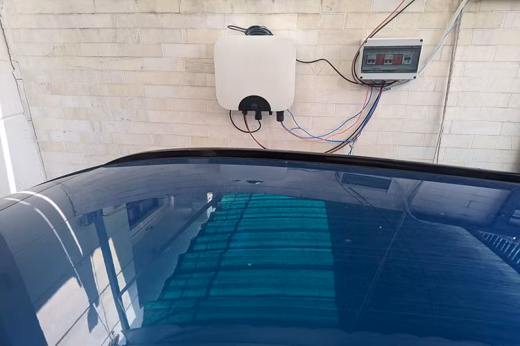 Theo đó, để tiết kiệm chi phí sử dụng điện gia đình anh Tuấn đã nghĩ ra giải pháp sử dụng nguồn năng mặt trời để làm hệ thống sạc điện tại gia. Cụ thể anh đã lắp đặt trên mái nhà 10 tấm pin 450W, lượng điện mỗi ngày mà hệ thống pin này thu được từ năng lượng mặt trời là khoảng 18 kW đến 24 kW, đáp ứng được cả nhu cầu sạc pin xe điện và sử dụng một số thiết bị điện gia đình.