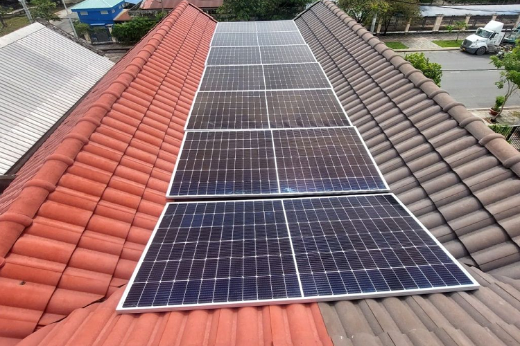 Anh Tuấn cho biết, có 2 loại thiết bị điện mặt trời. Đó là loại có lưu trữ và không lưu trữ. Đối với loại không lưu trữ, chi phí lắp đặt sẽ rẻ hơn và có thời gian hoàn vốn đầu tư nhanh, chỉ trong khoảng 2-3 năm. Độ bền của pin mặt trời lên đến 20-30 năm. Tuy nhiên, loại điện mặt trời không lưu trữ đòi hỏi phải sạc xe điện vào ban ngày.