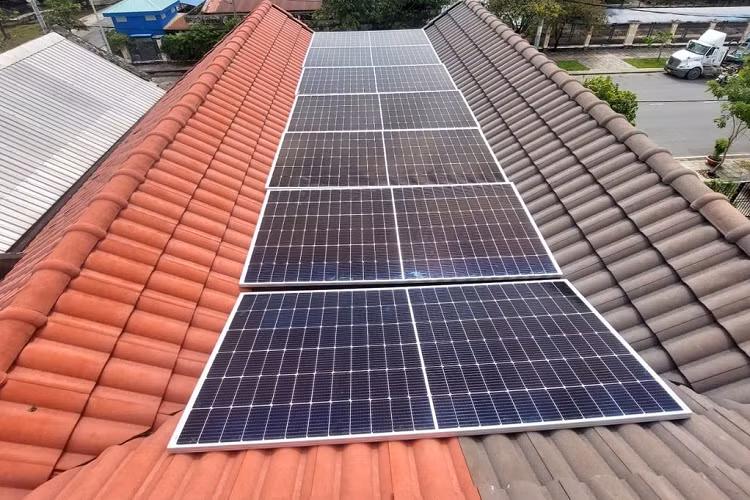 Anh Tuấn cho biết, có 2 loại thiết bị điện mặt trời. Đó là loại có lưu trữ và không lưu trữ. Đối với loại không lưu trữ, chi phí lắp đặt sẽ rẻ hơn và có thời gian hoàn vốn đầu tư nhanh, chỉ trong khoảng 2-3 năm. Độ bền của pin mặt trời lên đến 20-30 năm. Tuy nhiên, loại điện mặt trời không lưu trữ đòi hỏi phải sạc xe điện vào ban ngày.