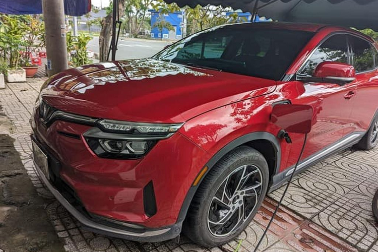 Khi lắp điện mặt trời, số điện lấy từ điện lưới EVN là 480 kW, tương đương khoảng 1,2 triệu đồng. Như vậy, anh Tuấn tiết kiệm được khoảng 1,8 triệu đồng/tháng. Chi phí để lắp đặt hệ thống sạc điện mặt trời được anh Tuấn chia sẻ là vào khoảng 31,5 triệu đồng (chưa tính một số chi phí vặt phát sinh). Anh cũng giải thích rõ, anh may mắn mua được các vật liệu với mức giá thanh lý nên tổng chi phí lắp đặt mới rẻ như vậy. Còn nếu người dùng mua mới pin hoàn toàn thì chi phí nâng thêm khoảng 10 triệu đồng nữa.