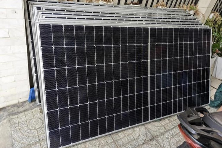 Hiện anh Tuấn đang sử dụng loại hệ thống điện mặt trời không lưu trữ. Theo đó, mỗi ngày anh sạc xe điện VinFast VF8 hết 4 tiếng vào buổi sáng, đủ để anh di chuyển 40km trong một ngày. Quãng đường đi được hàng tháng rơi vào khoảng 1.200 km. Do tính chất của công việc, anh chỉ sử dụng xe sau 11h trưa, nên việc lắp đặt hệ thống điện mặt trời này vừa thuận tiện lại vừa giúp anh tiết kiệm được chi phí sạc điện. Theo tính toán của anh Tuấn, tổng điện tiêu dùng hàng tháng của chiếc VF8 khoảng 1.000 kW, tương đương khoảng 3 triệu đồng tiền điện.