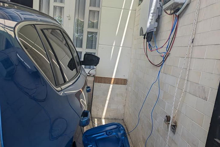 Anh chia sẻ: "Hồi trước đi E34, mình lắp dàn 4kwp điện mặt trời, vừa đủ nhu cầu đi hàng ngày 40km (cắm 4h buổi sáng đủ đi trong ngày). Lên đời xe SUV điện Vinfast VF8 sạc nhà bị hao phí nhiều quá (1.3kw/h) nên không đủ điện. Chờ Vinfast fix thì lâu quá với lại cũng ko chắc fix được không, nên mình lắp thêm 7 tấm 540wp nữa. Trời nắng nhẹ sinh được 5.4kwp điện mỗi giờ. Đủ để cắm cục sạc 3.3kw zin của VF8."