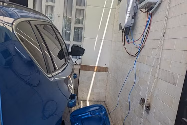 Anh chia sẻ: "Hồi trước đi E34, mình lắp dàn 4kwp điện mặt trời, vừa đủ nhu cầu đi hàng ngày 40km (cắm 4h buổi sáng đủ đi trong ngày). Lên đời xe SUV điện Vinfast VF8 sạc nhà bị hao phí nhiều quá (1.3kw/h) nên không đủ điện. Chờ Vinfast fix thì lâu quá với lại cũng ko chắc fix được không, nên mình lắp thêm 7 tấm 540wp nữa. Trời nắng nhẹ sinh được 5.4kwp điện mỗi giờ. Đủ để cắm cục sạc 3.3kw zin của VF8."