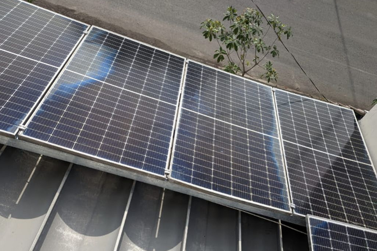 Trong khi đó loại có lưu trữ có chi phí cao hơn, bằng khoảng 3/4 chi phí cho pin mặt trời. Thời gian hoàn vốn của loại này ước tính lên tới 5 năm trong khi tuổi thọ của bộ lưu trữ chỉ khoảng 10 năm. Tuy nhiên, dòng này có ưu điểm là có thể sạc xe vào ban đêm và tận dụng được triệt để điện sinh ra từ tấm pin mặt trời.