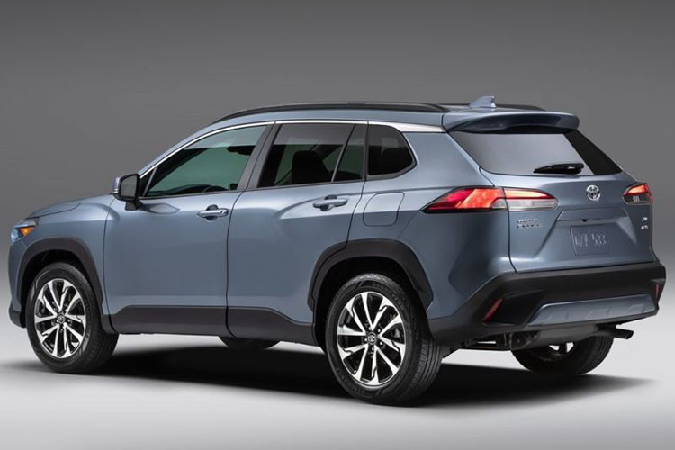 Cụ thể, Toyota Corolla Cross 2024 tại Đông Nam Á sẽ được bổ sung thiết kế đầu xe mới với những thay đổi ở lưới tản nhiệt "mồm cá ngão" hạ thấp hơn so với hiện tại, đèn pha, cản trước và đèn sương mù. Tạo hình bên trong đèn hậu và cản sau của xe dự kiến cũng sẽ được làm mới, mâm xe đa chấu 2 tông màu 18 inch...