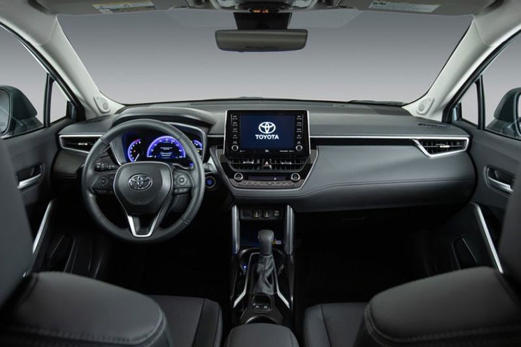 Bên cạnh động cơ mới được cập nhật, Toyota Corolla Cross 2024 tại Đông Á dự đoán cũng sẽ được trang bị cụm đồng hồ đo kỹ thuật số hoàn toàn trên các biến thể cao cấp như thị trường quốc tế. Các biến thể thấp hơn có thể giữ lại cụm đồng hồ kỹ thuật số 7 inch.