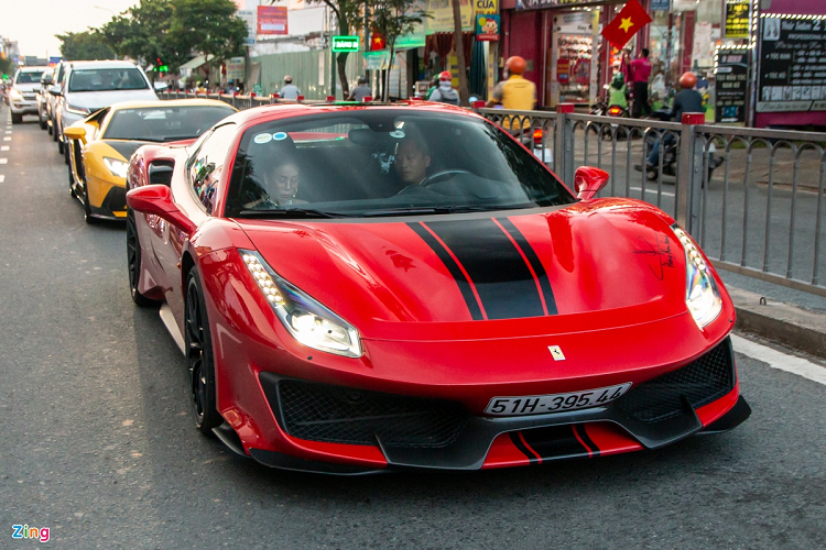 Thương hiệu Ferrari cũng góp mặt vào bộ sưu tập với mẫu 488 Pista Spider, đây cũng là chiếc 488 Pista Spider đầu tiên xuất hiện ở Việt Nam. Mẫu siêu xe này được giới thiệu trên thế giới lần đầu tiên vào năm 2018. Ảnh: Ngọc Dũng.