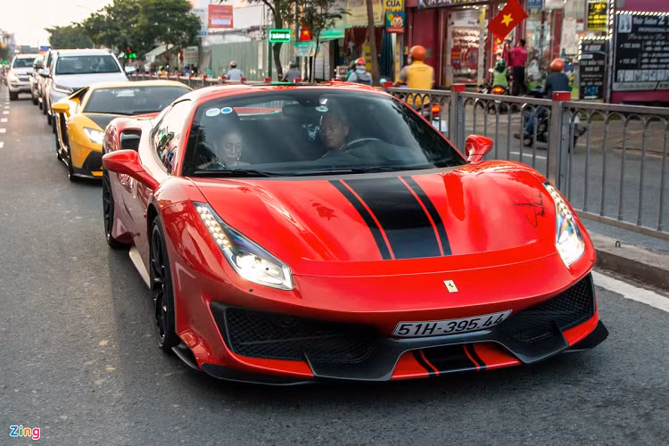 Thương hiệu Ferrari cũng góp mặt vào bộ sưu tập với mẫu 488 Pista Spider, đây cũng là chiếc 488 Pista Spider đầu tiên xuất hiện ở Việt Nam. Mẫu siêu xe này được giới thiệu trên thế giới lần đầu tiên vào năm 2018. Ảnh: Ngọc Dũng.