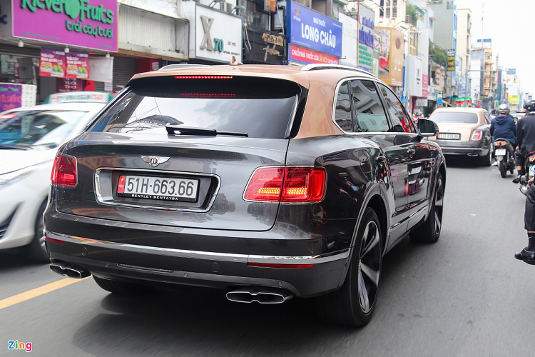 Phiên bản kỷ niệm có thể được nhận biết thông qua logo Bentley có thêm cặp số 1919-2019, phần viền chữ B cũng được trang trí bằng màu vàng Centenary Gold. Bentley trang bị cho Bentayga V8 động cơ tăng áp kép V8, dung tích 4.0L cho công suất 550 mã lực và mô-men xoắn 770 Nm. Số tiền để sở hữu mẫu xe này là không dưới 20 tỷ đồng. Ảnh: Vũ Hoàng.