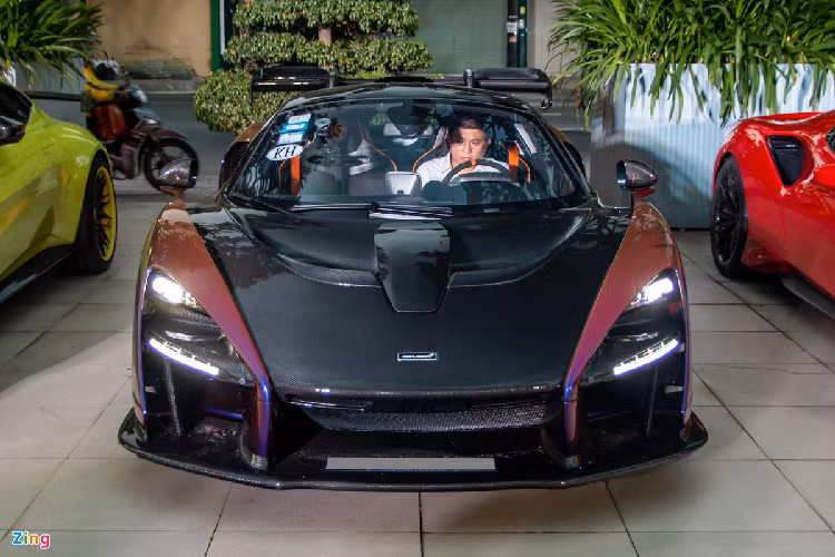 Mẫu hypercar McLaren Senna được nhập về cuối năm 2020, thời điểm đó đây là chiếc Senna duy nhất tại Việt Nam. Trên thế giới chỉ có 500 chiếc McLaren Senna, chiếc xe của Hoàng Kim Khánh mang lớp sơn Cerberus Pearl, chỉ có 3 trên 500 chiếc Senna có màu sơn này. Ảnh: Ngọc Dũng.