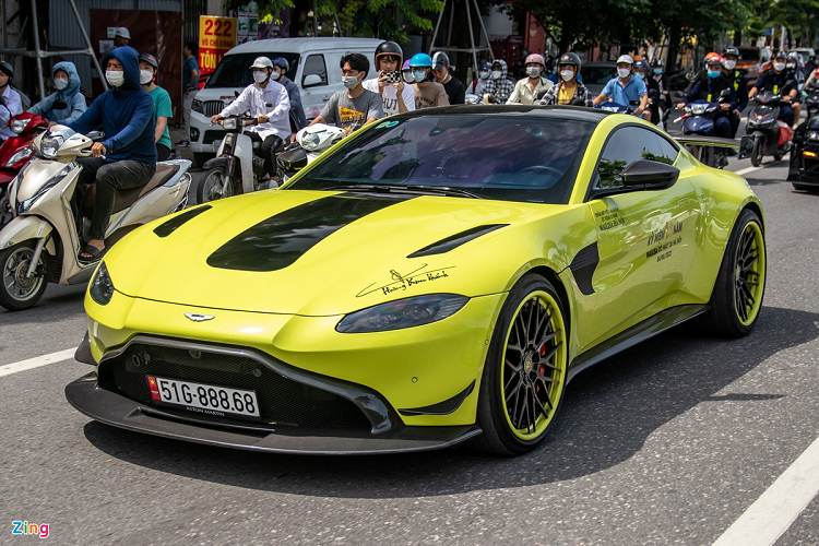 Aston Martin V8 Vantage của Hoàng Kim Khánh là chiếc xe thuộc thế hệ Vantage mới nhất xuất hiện tại Việt Nam. Tương tự Aventador S, chiếc xe đến từ Anh quốc này cũng được chủ nhân nâng cấp nhiều trang bị như bộ bodykit lấy cảm hứng từ xe đua của đội AMR hay bộ mâm 20 inch Strasse SV10M. Ảnh: Anh Xuân.