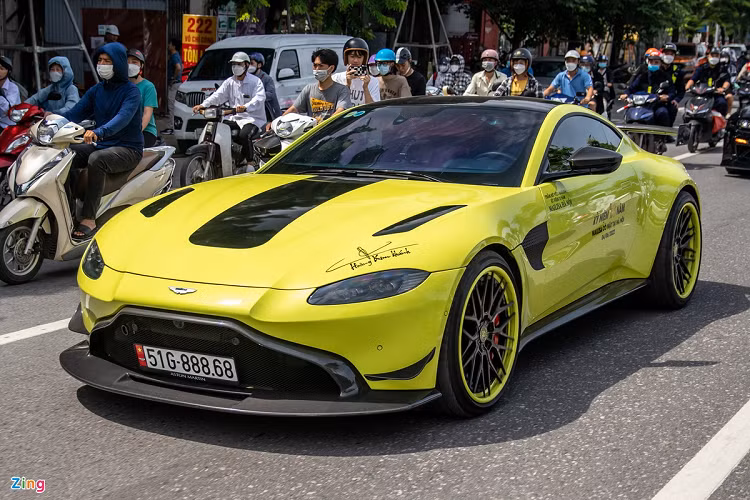 Aston Martin V8 Vantage của Hoàng Kim Khánh là chiếc xe thuộc thế hệ Vantage mới nhất xuất hiện tại Việt Nam. Tương tự Aventador S, chiếc xe đến từ Anh quốc này cũng được chủ nhân nâng cấp nhiều trang bị như bộ bodykit lấy cảm hứng từ xe đua của đội AMR hay bộ mâm 20 inch Strasse SV10M. Ảnh: Anh Xuân.