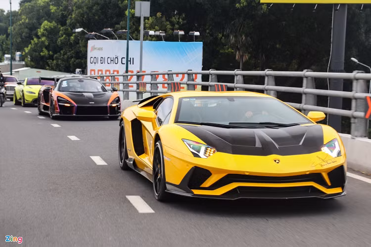 Chiếc siêu xe của Hoàng Kim Khánh được trang bị thêm gói nâng cấp trị giá 70.000 USD. Gói độ này bao gồm các chi tiết carbon như nắp ca-pô, cản trước/sau, ốp hông và cánh gió. Hệ thống ống xả mới Ryft Titanium Race Exhaust First Edition có giá 11.000 USD. Ảnh: Vũ Hoàng.