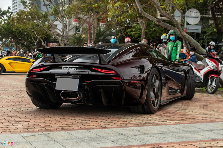 Mức giá 200 tỷ đồng được xem là đắt nhất để sở hữu một chiếc siêu xe tại Việt Nam, trước đó kỷ lục này thuộc về chiếc Pagani Huayra của ông Phạm Trần Nhật Minh. "Trái tim" của Koenigsegg Regera là động cơ 5.0L tăng áp kép, sản sinh công suất 1.100 mã lực. Xe có tốc độ tối đa 400 km/h. Ảnh: Anh Xuân.