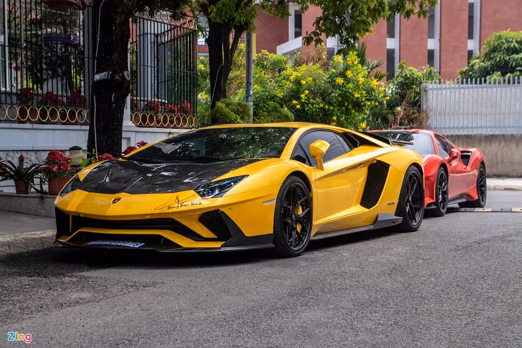 Hoàng Kim Khánh được biết đến là người có sở thích mua siêu xe chính hãng từ trước năm 2020. Trong ảnh là chiếc Lamborghini Aventador S chính hãng có giá bán 40 tỷ đồng. Ảnh: Anh Xuân.