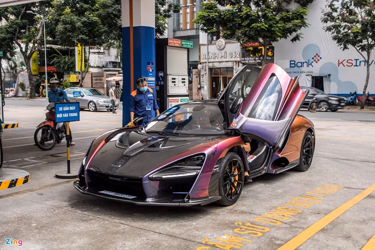 McLaren Senna được xem là chiếc hypercar đầu tiên trong bộ sưu tập của doanh nhân này. Với màu sơn đặc biệt được phát triển bởi bộ phận MSO, chiếc Senna trong ảnh có giá bán khoảng 1,5 triệu USD. Ảnh: Anh Xuân.