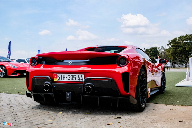 488 Pista Spider được xem như bản nâng cấp của dòng 488 Spider. Xe được Ferrari áp dụng nhiều công nghệ từ 2 mẫu xe đua 488 GTE và 488 Challenge. Tại Việt Nam, mức giá của mẫu siêu xe thể thao này được đồn đoán khoảng 40-50 tỷ đồng. Ảnh: Minh Quân.