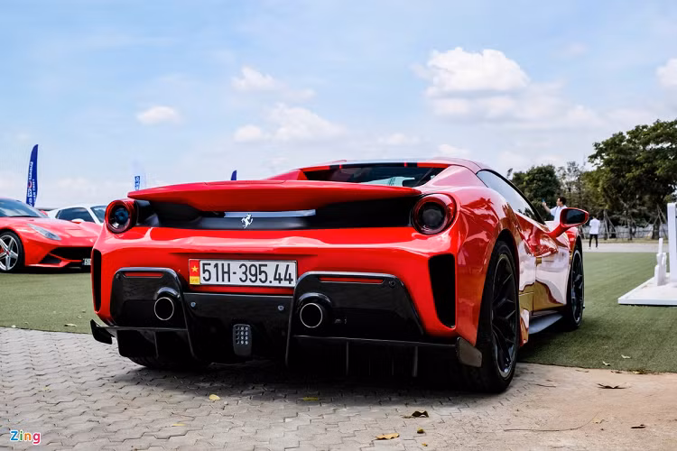 488 Pista Spider được xem như bản nâng cấp của dòng 488 Spider. Xe được Ferrari áp dụng nhiều công nghệ từ 2 mẫu xe đua 488 GTE và 488 Challenge. Tại Việt Nam, mức giá của mẫu siêu xe thể thao này được đồn đoán khoảng 40-50 tỷ đồng. Ảnh: Minh Quân.