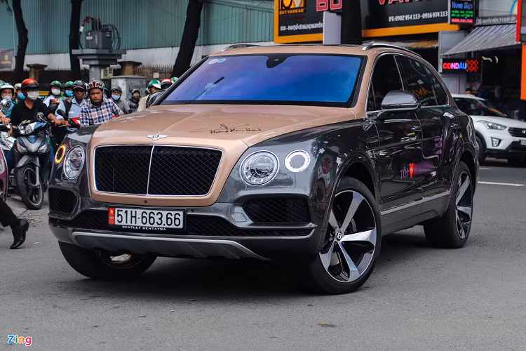 Không chỉ có những mẫu siêu xe thể thao, bộ sưu tập của Hoàng Kim Khánh còn có mẫu SUV Bentley Bentayga V8. Chiếc xe này là phiên bản kỷ niệm 100 năm và cũng là chiếc Bentayga V8 đầu tiên tại Việt Nam. Ảnh: Vũ Hoàng.