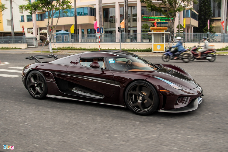 Koenigsegg Regera là mẫu xe đắt giá nhất của Hoàng Kim Khánh, xe được mang về Việt Nam vào tháng 1/2022. Chủ nhân chiếc xe tiết lộ đã bỏ khoảng 5,5 triệu USD để mang mẫu xe này về nước, nếu tính thêm chi phí biển số thì chiếc xe có giá 200 tỷ đồng. Ảnh: Anh Xuân.