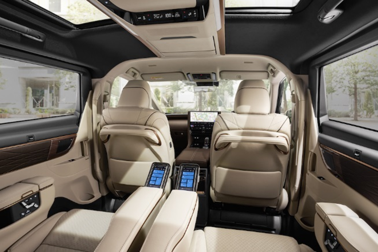 Điều này khiến cho các đại lý của Toyota phải thông báo ngừng nhận cọc mẫu MPV cao cấp này để tập trung giải quyết các đơn hàng tồn đọng, có thể bàn giao xe sớm nhất cho khách hàng. Ở Hàn Quốc, dù chiếm thị phần khá nhỏ nhưng mẫu MPV mới của Toyota cũng được người dùng “xứ sở kim chi” săn lùng.