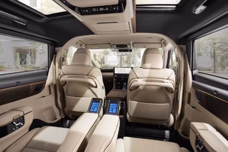 Điều này khiến cho các đại lý của Toyota phải thông báo ngừng nhận cọc mẫu MPV cao cấp này để tập trung giải quyết các đơn hàng tồn đọng, có thể bàn giao xe sớm nhất cho khách hàng. Ở Hàn Quốc, dù chiếm thị phần khá nhỏ nhưng mẫu MPV mới của Toyota cũng được người dùng “xứ sở kim chi” săn lùng.