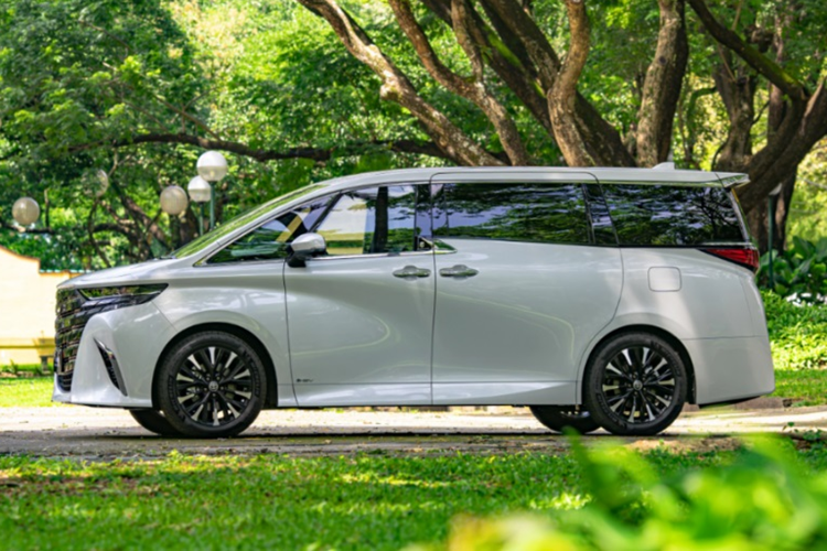 Nhiều đại lý bán xe Toyota Alphard 2024 tại Malaysia cho biết, thực tế, có thể phải đợi đến gần 2 năm bởi số lượng đơn đặt hàng đang quá tải. Mẫu xe này “được lòng” người dùng tại Malaysia là do hiện tại không có mẫu xe nhập khẩu tư nhân nào rẻ hơn.