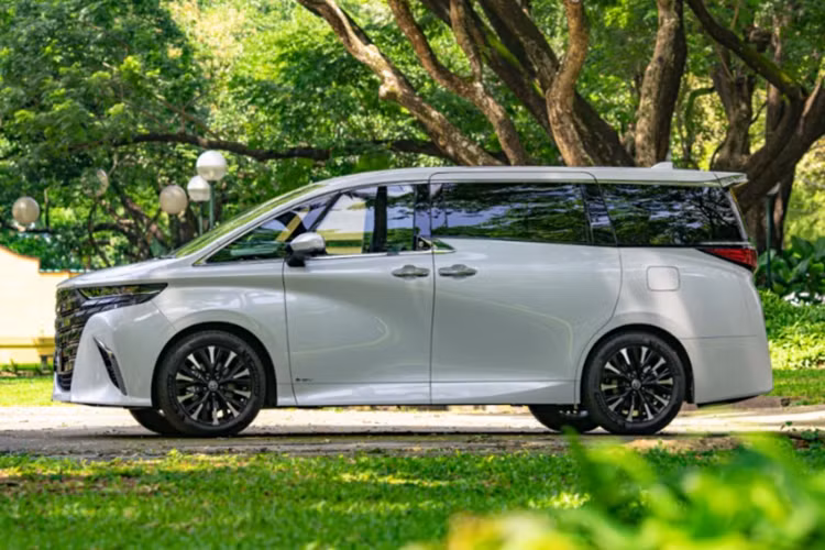 Nhiều đại lý bán xe Toyota Alphard 2024 tại Malaysia cho biết, thực tế, có thể phải đợi đến gần 2 năm bởi số lượng đơn đặt hàng đang quá tải. Mẫu xe này “được lòng” người dùng tại Malaysia là do hiện tại không có mẫu xe nhập khẩu tư nhân nào rẻ hơn.