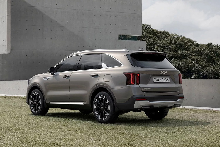 Thiết kế phần đèn của Kia Sorento 2024 bản nâng cấp dễ làm người ta liên tưởng đến mẫu xe "đàn anh" Kia EV9. Hông xe không thay đổi nhiều nhưng Sorento cũng hứa hẹn có những thiết kế mâm mới để lựa chọn.