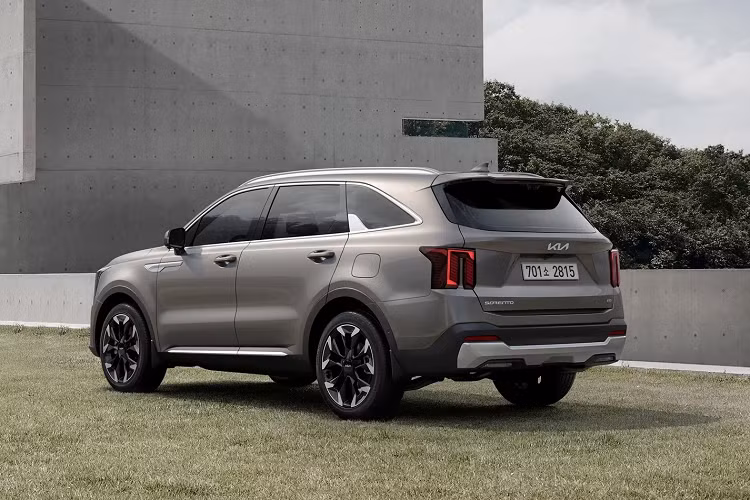 Thiết kế phần đèn của Kia Sorento 2024 bản nâng cấp dễ làm người ta liên tưởng đến mẫu xe "đàn anh" Kia EV9. Hông xe không thay đổi nhiều nhưng Sorento cũng hứa hẹn có những thiết kế mâm mới để lựa chọn.