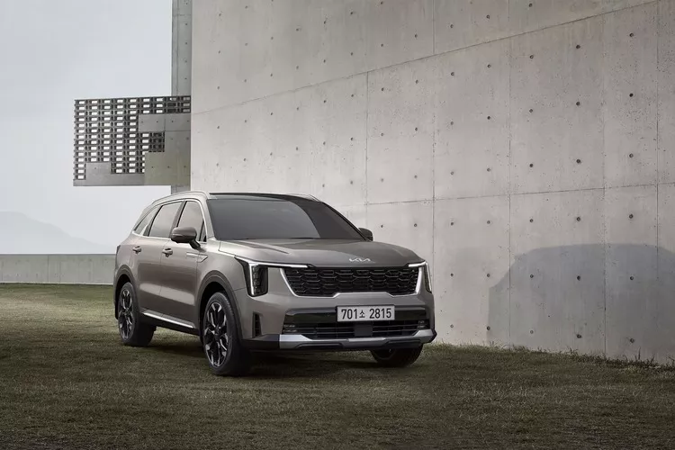 Kia Sorento thế hệ thứ 4 ra mắt toàn cầu từ năm 2020. Với dáng vẻ hiện đại và nhiều đường thẳng, chiếc xe trông không hề lỗi thời. Tuy nhiên, dù muốn hay không Sorento vẫn sẽ nhận một đợt nâng cấp giữa đời cho model 2024 sắp tới.