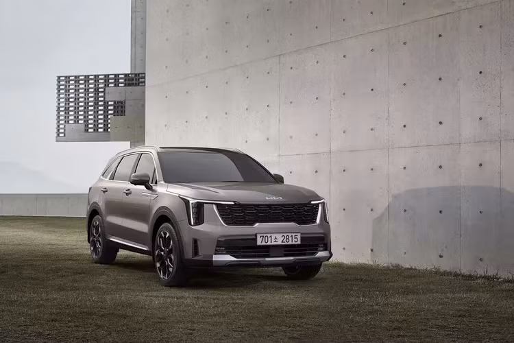 Kia Sorento thế hệ thứ 4 ra mắt toàn cầu từ năm 2020. Với dáng vẻ hiện đại và nhiều đường thẳng, chiếc xe trông không hề lỗi thời. Tuy nhiên, dù muốn hay không Sorento vẫn sẽ nhận một đợt nâng cấp giữa đời cho model 2024 sắp tới.