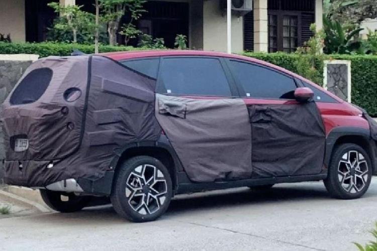 Trước đó, Hyundai Stargazer X đã nhiều lần bị bắt gặp chạy thử nghiệm trên đường phố ở Indonesia. Mặc dù nhà sản xuất đã nguỵ trang kín mít, nhưng một số chi tiết của xe vẫn lộ ra cho thấy điểm khác biệt. Điển hình như bộ mâm hợp kim kích thước 17 inch, lớn hơn bản thường với phanh đĩa cho bánh sau. Hyundai Stargazer X còn được trang bị đèn pha LED toàn phần.