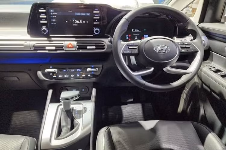 Bên trong cabin, thiết kế của Hyundai Stargazer X không quá khác biệt so với bản thường. Theo tư vấn bán hàng, xe sẽ có thêm viền đen bóng bao quanh màn hình cảm ứng trung tâm và bảng đồng hồ trên mặt taplo. Trong khi đó, bản đang bán ở Việt Nam được viền màu xám.