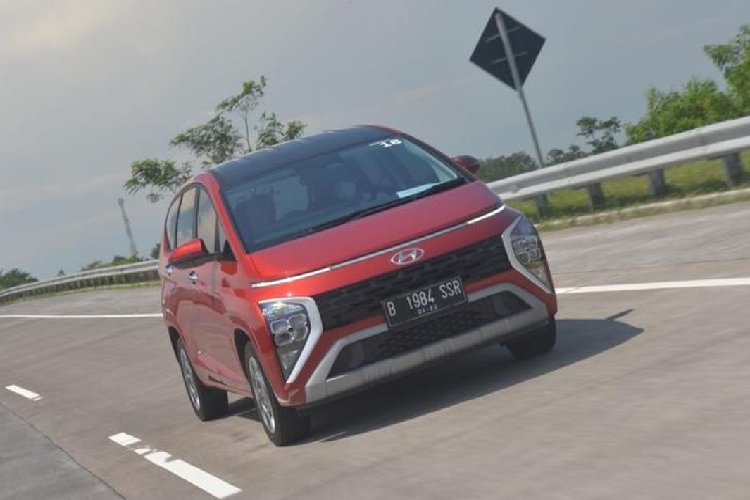 Ngoài ra, Hyundai Stargazer X còn được bổ sung hệ thống âm thanh Bose, bảng đồng hồ kỹ thuật số giống Creta và phanh tay điện tử. Cuối cùng là hệ thống kết nối BlueLink, cho phép người lái điều khiển một số tính năng của xe từ xa thông qua điện thoại thông minh.