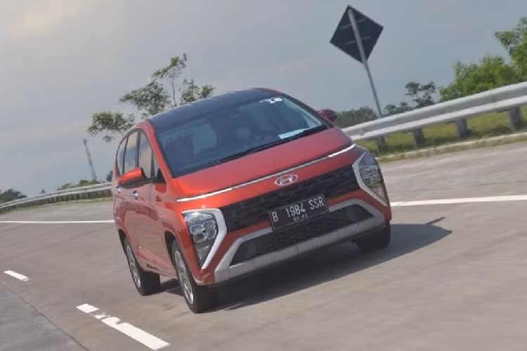 Ngoài ra, Hyundai Stargazer X còn được bổ sung hệ thống âm thanh Bose, bảng đồng hồ kỹ thuật số giống Creta và phanh tay điện tử. Cuối cùng là hệ thống kết nối BlueLink, cho phép người lái điều khiển một số tính năng của xe từ xa thông qua điện thoại thông minh.