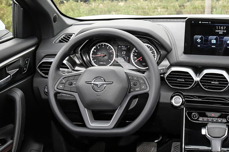 Bên trong Haima 8S là không gian nội thất 5 chỗ với những trang bị như ghế bọc da, vô lăng vát đáy, bảng đồng hồ kỹ thuật số 12,3 inch, màn hình cảm ứng trung tâm 10 inch, chìa khóa thông minh, khởi động nút bấm, hệ thống âm thanh 6 loa, điều hòa tự động 2 vùng và lọc bụi mịn PM 2.5.